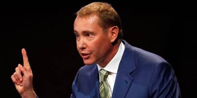 Billionaire 'Bond King' Jeff Gundlach rings the recession alarm, says bitcoin is hugely overvalued, and warns against investing in China
